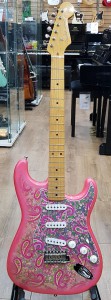 fender-stratocaster-electric-guitar-japan-1998-paisley-pink-sherwood-phoenix-1--1-.jpg
